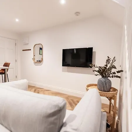 Modern, New 1 Bed Flat, Free Wi-fi, Free Parking