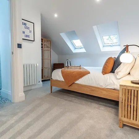 Modern, New 1 Bed Flat, Free Wi-fi, Free Parking 아파트