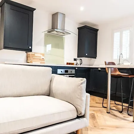 Modern, New 1 Bed Flat, Free Wi-fi, Free Parking Appartamento York