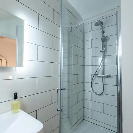 Modern, New 1 Bed Flat, Free Wi-fi, Free Parking *